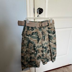 Levi’s Cargo camo shorts great condition comes with belt